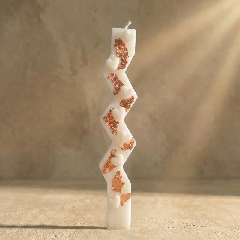 zikzakxryso Λευκή Λαμπάδα Ζικ Ζακ Με Καρδιές & Φύλλα Χρυσού